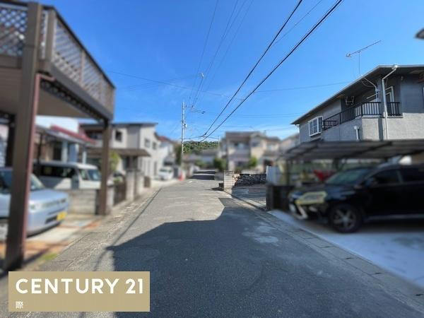 岩出市山　中古戸建の前面道路含む現地写真