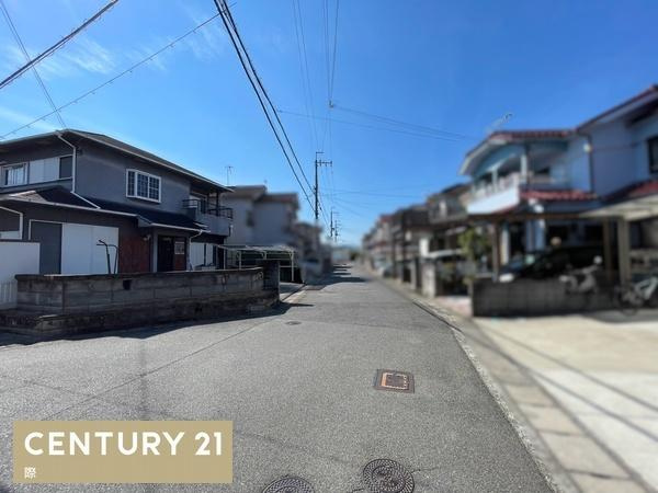 岩出市山　中古戸建の前面道路含む現地写真