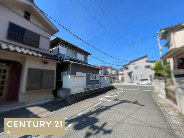 岩出市山　中古戸建の前面道路含む現地写真