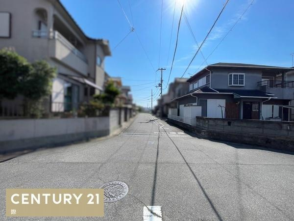 岩出市山　中古戸建の前面道路含む現地写真