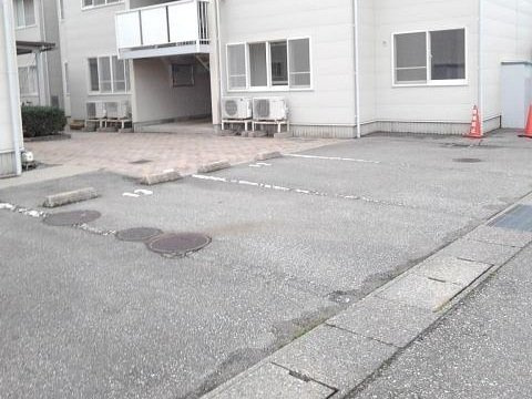 メゾンアルファＣの駐車場|車をお持ちの方に嬉しい駐車場付きの物件です