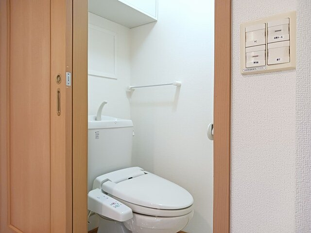 ウエスト・モンターニュＡのトイレ|ゆったりとした空間のトイレです