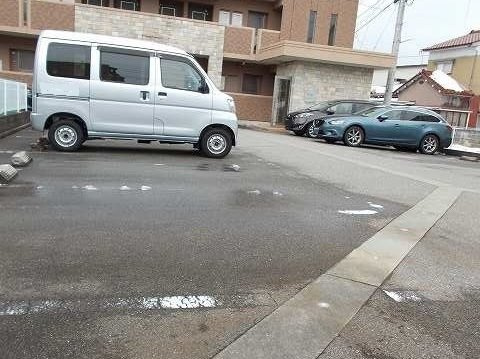 ＥＣＲＵ（エクリュ）の駐車場|駐車場があるので、車を買う予定の方も安心です