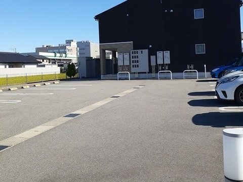 ニューリジェールの駐車場|駐車場があるので、車を買う予定の方も安心です