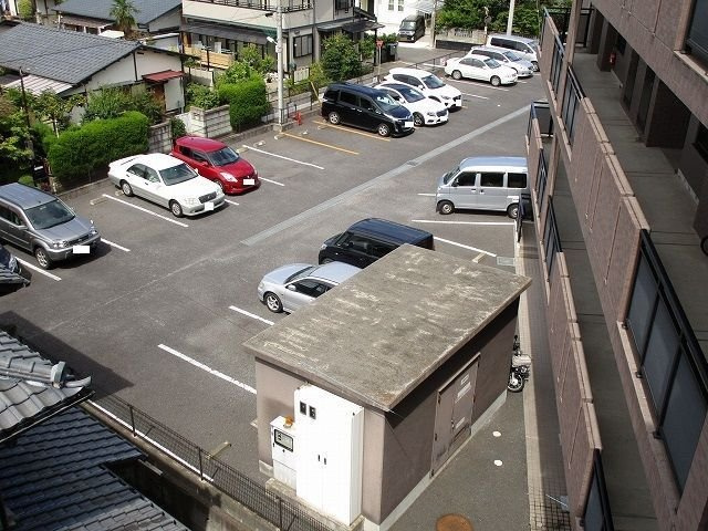 リバーシャトーの駐車場|カースペースがあります