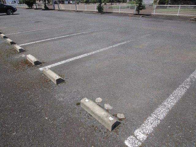 エルディム蔀４の駐車場|車をお持ちの方に嬉しい駐車場付きの物件です