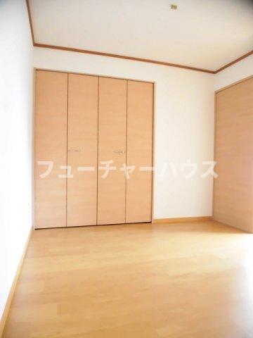 エルディム蔀３のその他|明るい色調の室内です