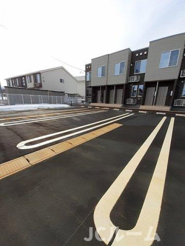 ルーエ春日山　Ⅲの駐車場