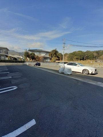 サンハウスヨシキＢの駐車場