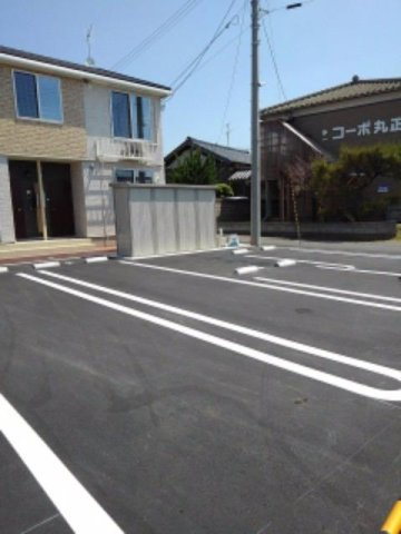 ラルゴ（Ｌａｒｇｏ）の駐車場