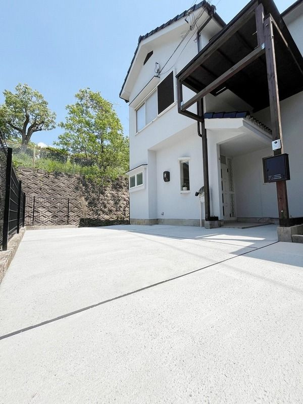 尊延寺戸建てのエントランス