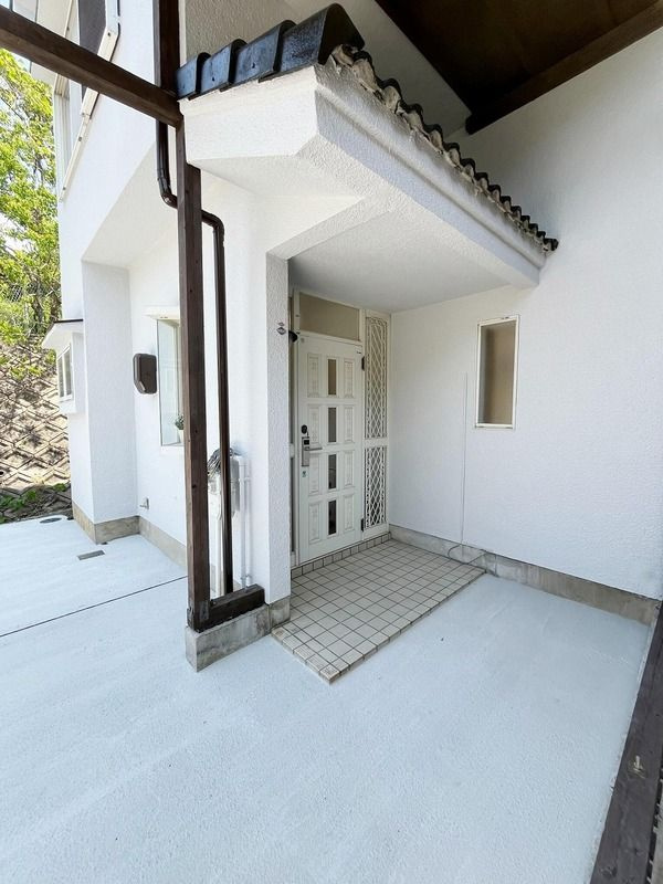 尊延寺戸建ての玄関