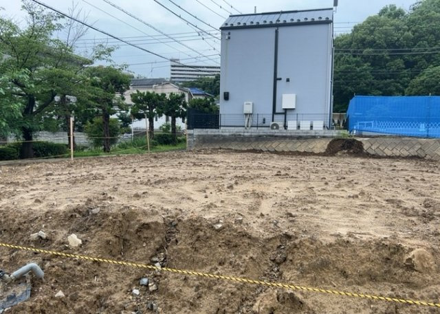 【外観】 | 土地の形が極端に長細かったり、狭小地、あるいは道路との高低差がある傾斜地だった場合、後々売ろうとしても買い手がつかない場合もあります。後々、売却することになった時に価値の下がらない土地を選びましょう。