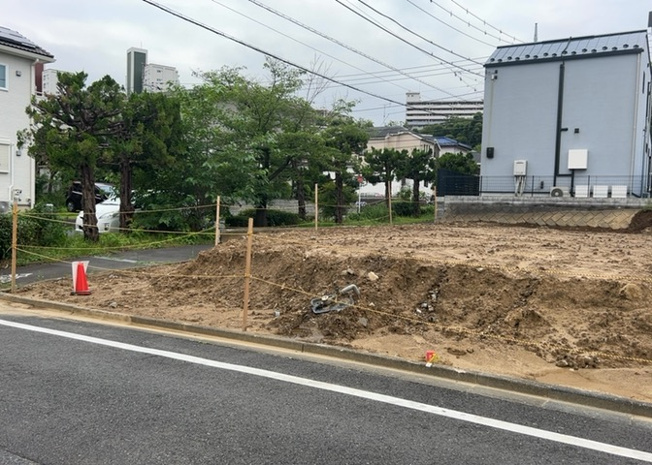 【外観】 | 家を建てる場合、方位は要チェックです。現実的に日当たりのよい家ならばリビングは南側、建築基準法でも北側に当たる家への配慮は求められています。土地を見学に行く際は、方位磁針を持って行くようにしましょう。