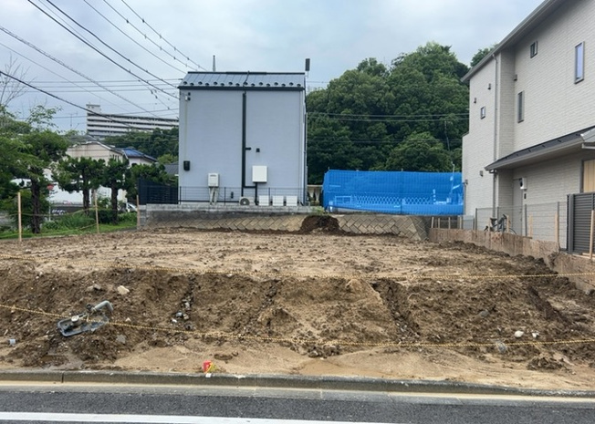 【外観】 | 土地を買う際、住む地域の自治体や福祉の補助制度にも注目してみましょう。子供や老人の医療補助やゴミ出しのルールなど、自治体によってルールに大きな違いがあるため、暮らしやすい土地で判断するとよいでしょう。