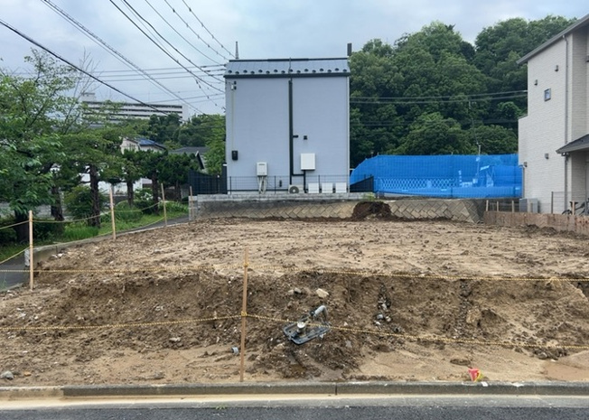【外観】 | 土地の前の道路に消火栓が設置されていることがあります。この場合、道路交通法第45条第1項により、駐車禁止の場所が指定されています。そのため、車庫などの駐車スペースをつくることができない場合があります。