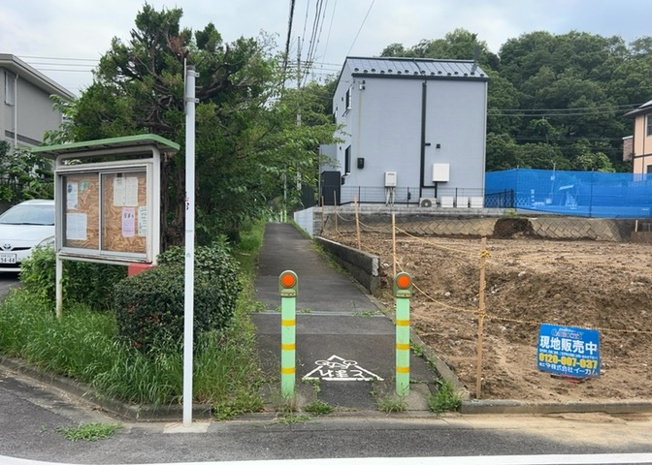 【外観】 | 現地に行くなら、物件の周囲の地形がどうなっているかを見ることも大切です。周辺より低くなっている土地では、大雨などで水が集まりやすいため、地盤が弱くなっているということも考えられるため、注意が必要です。