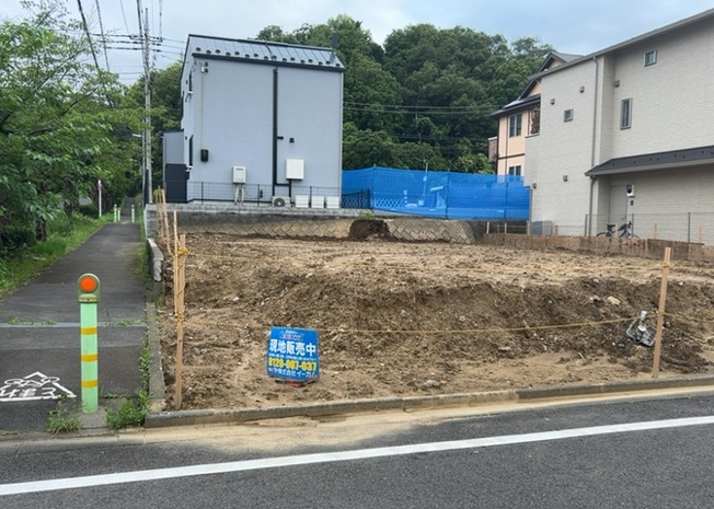 【外観】 | 隣家の土地はどうなっているのか、生活利便施設が近くにあるのか、学校まで近いかなど、お客様のライフスタイルにあわせたイメージが重要です。また、近くにあると困る施設が近くにないかも確認するといいでしょう。