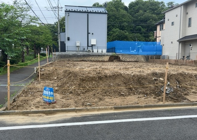 【外観】 | 土地購入を検討されている場合、境界杭がない状態で購入してしまうと境界確定測量をする必要があり、費用がかかります。購入の前に、売主、隣土地所有者立ち合いのもと境界を確定し境界杭を設置するのがベストです。