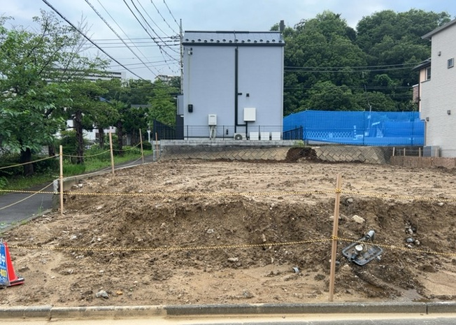 【外観】 | 家を建てる前提で土地を探している場合、地盤の丈夫さは譲れない条件の一つです。地盤が脆弱だと追加工事が必要となります。また、過去に地盤沈下や液状化現象を起こした土地は、できるだけ避けた方がいいでしょう。