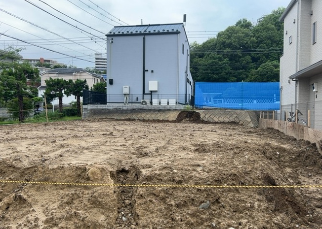 【外観】 | 土地の形が極端に長細かったり、狭小地、あるいは道路との高低差がある傾斜地だった場合、後々売ろうとしても買い手がつかない場合もあります。後々、売却することになった時に価値の下がらない土地を選びましょう。