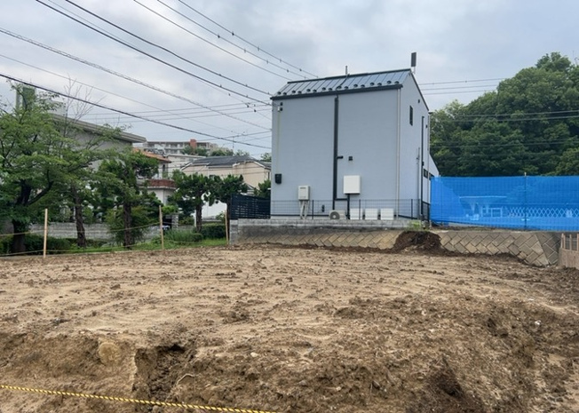 【外観】 | 家を建てる場合、方位は要チェックです。現実的に日当たりのよい家ならばリビングは南側、建築基準法でも北側に当たる家への配慮は求められています。土地を見学に行く際は、方位磁針を持って行くようにしましょう。