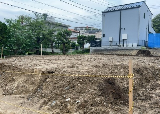 【外観】 | 土地を買う際、住む地域の自治体や福祉の補助制度にも注目してみましょう。子供や老人の医療補助やゴミ出しのルールなど、自治体によってルールに大きな違いがあるため、暮らしやすい土地で判断するとよいでしょう。