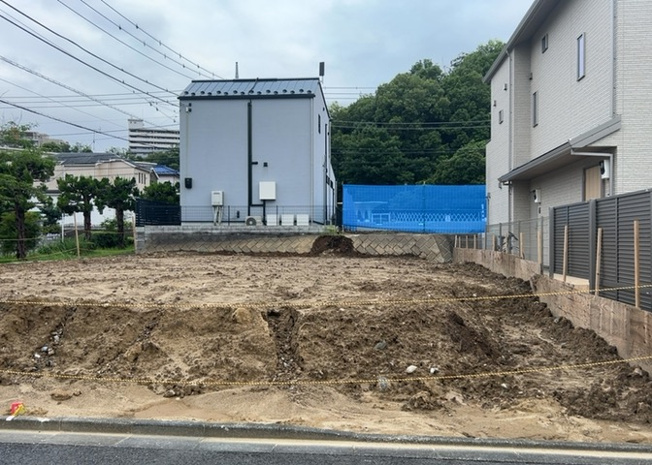 【外観】 | 土地の前の道路に消火栓が設置されていることがあります。この場合、道路交通法第45条第1項により、駐車禁止の場所が指定されています。そのため、車庫などの駐車スペースをつくることができない場合があります。