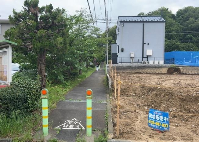 【外観】 | 現地に行くなら、物件の周囲の地形がどうなっているかを見ることも大切です。周辺より低くなっている土地では、大雨などで水が集まりやすいため、地盤が弱くなっているということも考えられるため、注意が必要です。