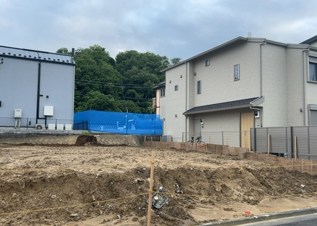 【外観】 | 隣家の土地はどうなっているのか、生活利便施設が近くにあるのか、学校まで近いかなど、お客様のライフスタイルにあわせたイメージが重要です。また、近くにあると困る施設が近くにないかも確認するといいでしょう。
