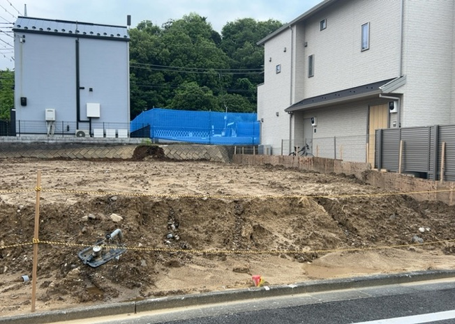 【外観】 | 家を建てる前提で土地を探している場合、地盤の丈夫さは譲れない条件の一つです。地盤が脆弱だと追加工事が必要となります。また、過去に地盤沈下や液状化現象を起こした土地は、できるだけ避けた方がいいでしょう。