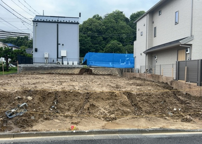 【外観】 | 人が暮らすうえで日光は大切な要素となります。日当たりの良さは譲れないポイントですね。併せて近くに大きな建築物の建築予定がないか、あるいはそれが可能な土地が近くにないか事前に確認することもお勧めします。