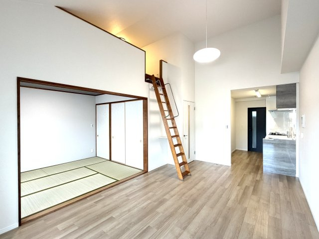 スターランド矢野駅前の居間・リビング|LDK約10.9帖で、和室の上部にロフトがあります。