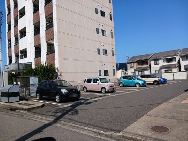メゾン　サンリットの駐車場