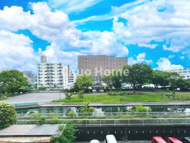 東陽町スカイハイツの展望|手を伸ばせば、ふれることが出来そうな環境が、そのままインテリアになったような印象です。その豊かな眺望にふさわしい空間には、通風・採光にも優れ、心地よい光と風があふれています