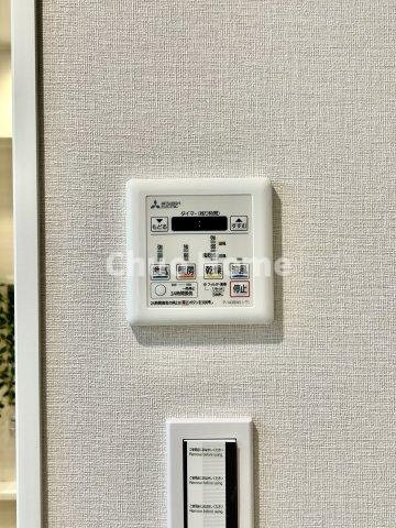 東陽町スカイハイツの冷暖房・空調設備|【浴室乾燥機】暖房・冷風・換気・乾燥が可能です。毎日を快適に過ごせるうれしい機能が揃っています。雨の日の洗濯物も安心です。