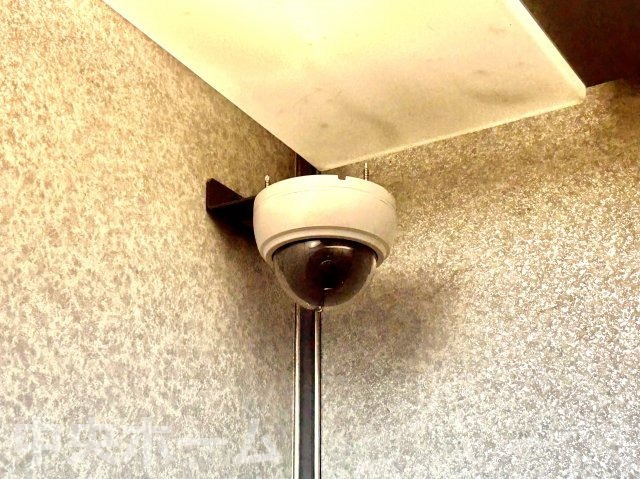 東陽町スカイハイツの防犯設備|【防犯カメラ】何かあった時の大事な証拠になることももちろんなりますが、防犯というくらいですので大事なのは防犯カメラがあることによって抑止力につながることですよね。