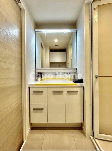 東陽町スカイハイツの独立洗面台|【洗面化粧台】洗面化粧台には三面鏡を採用。身だしなみを整えやすい事はもちろんですが、鏡の後ろに収納スペースを設ける事により、散らかりやすい洗面スペースをすっきりさせる事が出来るのも嬉しいですね