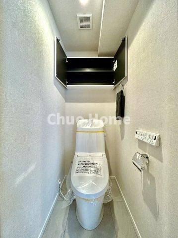 東陽町スカイハイツのトイレ|【トイレ】 収納スペースをしっかりと確保した温水洗浄便座機能付きトイレ。温水洗浄便座は清潔にお使いいただくための大切なアイテムです。