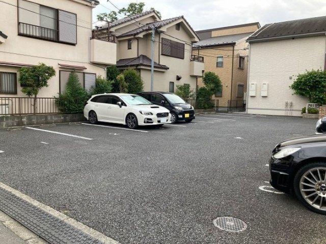 ハウスオブブランカの駐車場