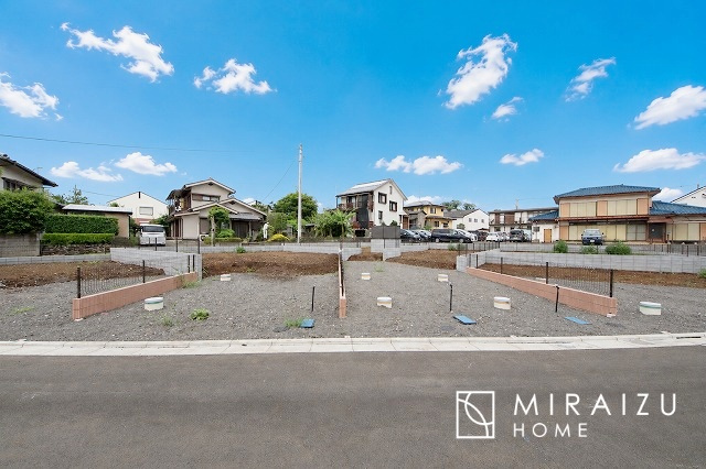 【外観】 | 通勤や家族の送迎など、毎日の生活にマイカーが欠かせない方にとって駐車場は大事な条件。敷地内にカースペースがあれば、お出かけやお買い物の際の搬入出も楽々です。