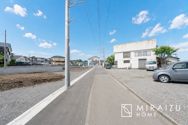 【前面道路含む現地写真】 | ＼静かな環境で落ち着いた暮らしをご希望のお客様／広さと価格のバランスの良いマイホーム！近隣施設にも恵まれ立地！詳細、ご見学希望・資料請求ミライズホームお気軽にお問合せ下さい♪