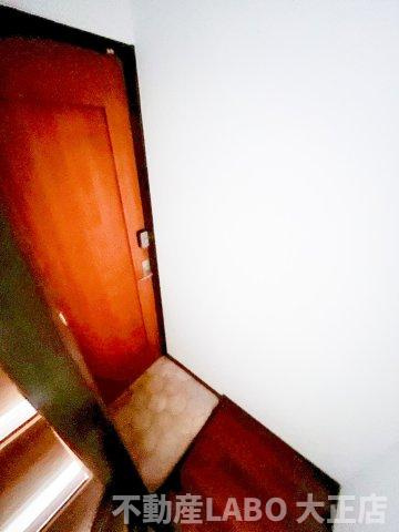 福井ビルの玄関
