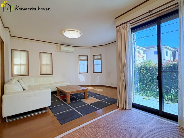上尾市日の出一丁目　中古戸建ての居間・リビング|26.10.1　撮影済み