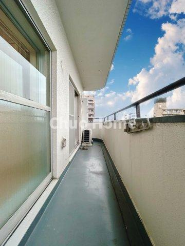 朝日言問マンションのバルコニー|【バルコニー】幅もあって、奥行きもあるゆとりのバルコニー。洗濯物を干したり乾かしたりだけでなく、ただ出てみるだけでも気持ちいいですよ。