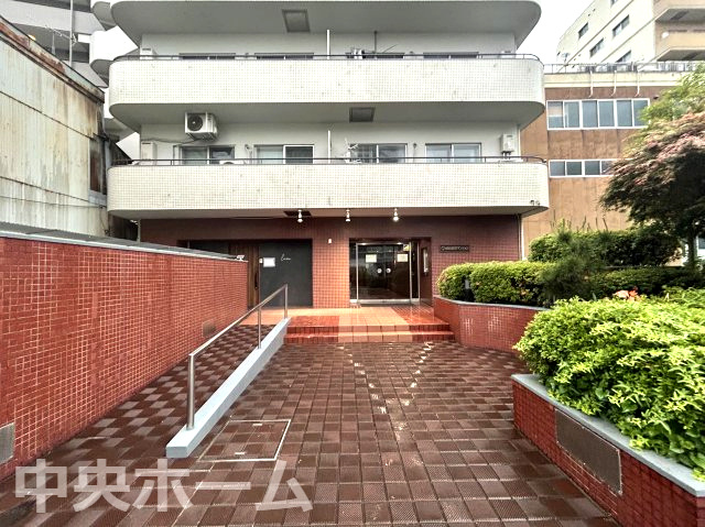朝日言問マンションのエントランス|【エントランス】マンションのエントランスは、その物件の印象を決める、顔とも言える場所です。毎日通る場所ですからきれいなのが良いです。エントランス内はオートロックですので暮らしの安全も確保されています。