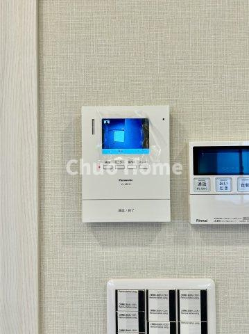 朝日言問マンションのセキュリティ|【モニターホン】誰が来たかすぐにわかるカラーモニター付きインターホン。通話ボタンを押すまでは室内の音は漏れていませんので相手を確かめてから応対できます。