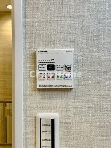 朝日言問マンションの浴室|【浴室乾燥機】暖房・冷風・換気・乾燥が可能です。毎日を快適に過ごせるうれしい機能が揃っています。雨の日の洗濯物も安心です。