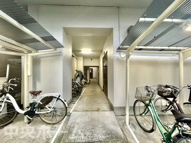 朝日言問マンションの駐輪場|【自転車置き場】最新の空き状況や費用などの詳細は担当スタッフまでお問い合わせください。