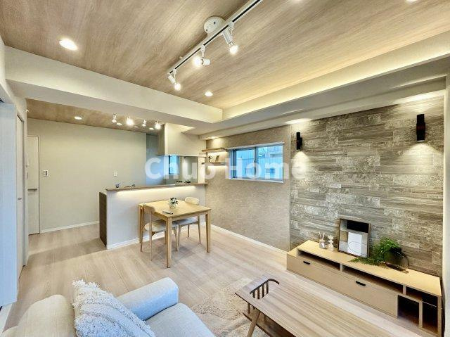 朝日言問マンションのダイニング|【ダイニング】忙しい朝でも、しっかり家族が揃って食事をして頂けるゆとりある大きさのダイニングスペース。奥様が作る手料理をカウンター越しに受けとって頂き、テーブルで囲む素敵な時間を存分に愉しんで下さい。